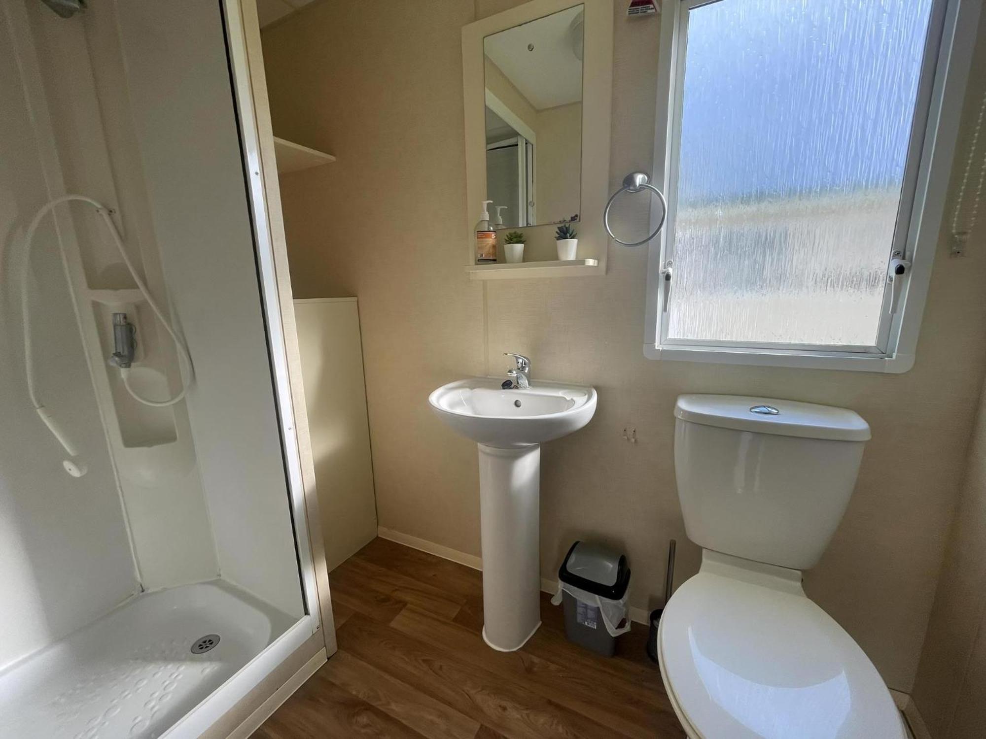 Lovely 8 Berth Caravan At St Osyth Beach Holiday Park Ref 28101G Клактон-он-Си Экстерьер фото